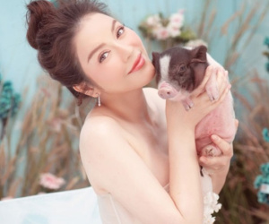 Lý Nhã Kỳ chụp ảnh Tết độc đáo cùng heo con, khoe vẻ đẹp nõn nà