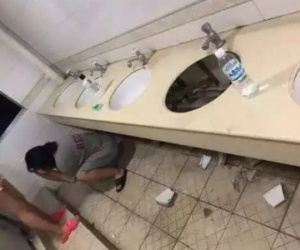 Nữ sinh số nhọ nhất năm: Buồn bã vì thất tình, leo lên bồn rửa mặt khóc và làm vỡ tan tành