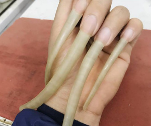 Thiên hạ thi nhau cắt tỉa móng đón xuân sang, riêng anh chàng này khoe bộ nail chẳng giống ai