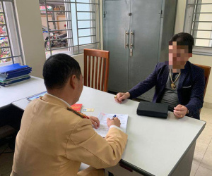 Tước bằng lái xe 2 tháng đối với tài xế ô tô Mercedes đi vào cầu dành cho xe máy, còn đá vào đầu người phụ nữ bên đường