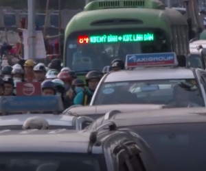 Video: Ùn tắc trên tuyến vành đai 3 mới xén dải phân cách