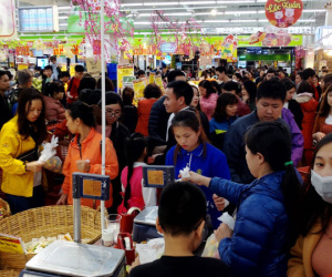 Vừa nhận lương thưởng Tết, người Hà Nội tranh nhau mua sắm, siêu thị đông nghẹt thở lúc tối muộn