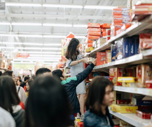 Ảnh: 'Choáng' với cảnh siêu thị ở Hà Nội kín đặc người ngày cuối năm, khách trèo lên cả kệ hàng để mua sắm