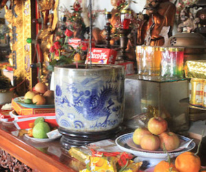 Chuyên gia trả lời câu hỏi phải đợi đến gần Tết mới tỉa chân hương, lau dọn bàn thờ khiến ai cũng bất ngờ