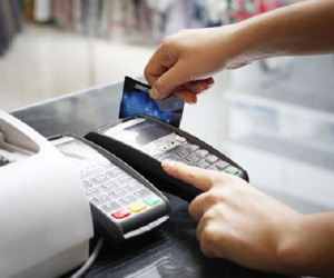 Hàng triệu người phải làm lại thẻ ATM: Tiền trong tài khoản ra sao?