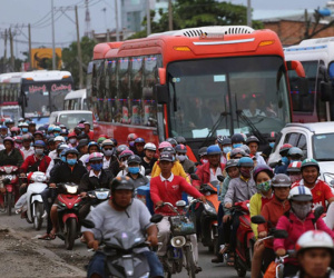 Kết thúc ngày làm việc cuối cùng của năm cũ: Người người vượt khói bụi kẹt xe, hân hoan về quê ăn Tết