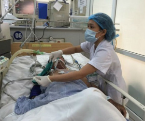 Uống 8 chai rượu tất niên, nam thanh niên hôn mê