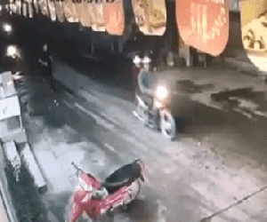 Video nghi can cứa cổ tài xế taxi chân đất bỏ chạy suýt đâm vào người đi đường