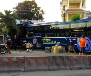 Xe khách lao vào nhà dân bên đường, hàng chục người thoát chết ngày cận Tết