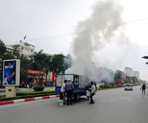 Xe tải bốc cháy vì vừa chạy vừa nấu bánh chưng