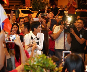 Fan Philippines mặc áo Cờ đỏ sao vàng, nồng nhiệt đón chào H'Hen Niê khiến mỹ nhân Việt suýt khóc