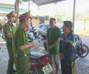 Ném ớt bột vào mặt người chạy xe ôm để cướp kiếm tiền tiêu Tết