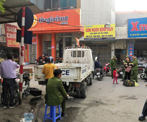Người đàn ông nghi ngáo đá dùng xăng cố thủ, dọa đốt nhà