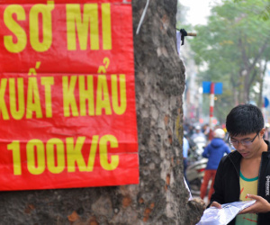 Quần áo đại hạ giá, đổ đống đầy đường ngày giáp Tết