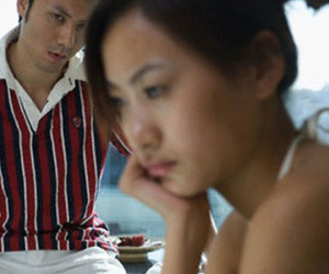 Vợ uất ức vì chồng đưa tiền thưởng Tết nhờ mẹ giữ