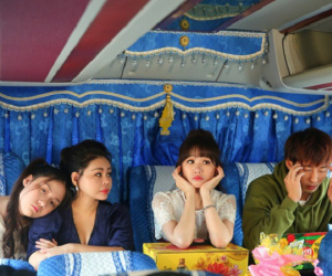 Buồn như Hari Won: Mua 1001 bộ quần áo mới đón Tết nhưng phải ngậm ngùi diện áo bà ba 'hoa lá cành'