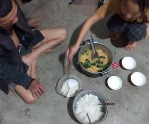 Chỉ có cơm trắng và mỳ gói, bữa cơm đầu tiên của người con về nhà ăn Tết vẫn ấm áp lạ thường