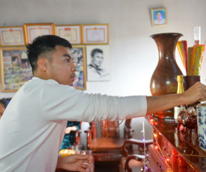 Đức Huy cùng bố chọn hoa, làm cỗ tất niên