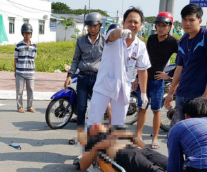Nam thanh niên nguy kịch sau cú tông xe máy vào ôtô tải