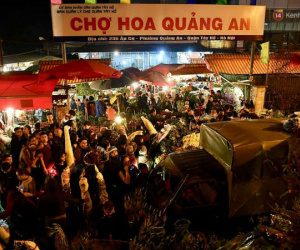 Người dân chen chúc đi mua hoa tại chợ Quảng An, giao thông qua chợ ùn tắc kéo dài