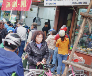 Người Hà Nội xếp hàng cả tiếng chờ mua bánh chưng, giò chả tại cửa hàng có tiếng chiều 29 Tết