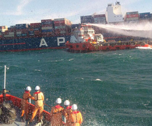 Tàu hàng container Singapore cháy trên biển Phú Yên