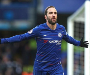 Video: Higuain lập cú đúp, Chelsea vùi đập đội bét bảng