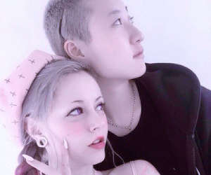 30 Tết 'biến' vẫn căng: 'Vợ hờ' Thành Long đăng loạt ảnh nhạy cảm, chỉ trích thái độ lười nhác của con dâu đồng tính
