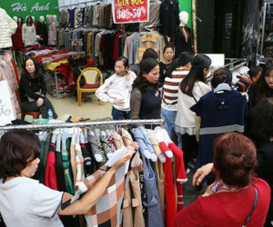Chen chân mua hàng giảm giá ngày cuối năm trên phố cổ