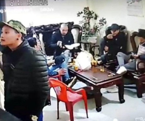 Đi đòi nợ thuê, nhóm người bặm trợn mang cơm ra ăn, ngồi lì trong nhà dân ngày Tết