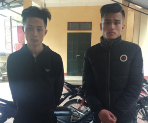 Hai thanh niên ném pháo vào trụ sở công an huyện
