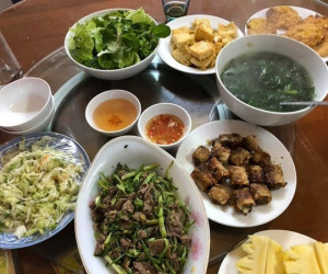 Hì hụi làm mâm cơm cúng cả sáng vẫn bị mẹ chồng mắng, chị em nhìn cái biết sai ngay vì thiếu món quan trọng