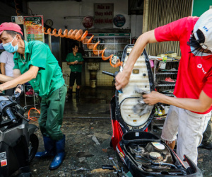Người dân TP HCM tấp nập mang xe đi rửa ngày cuối năm