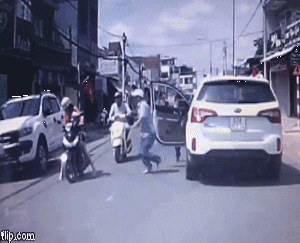 Bé trai lao từ nhà ra đụng trúng xe máy, cái tát sau đó của ông bố khiến cả MXH chỉ trích