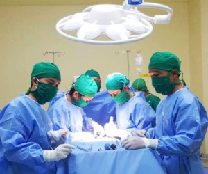 Chuyện cảm động đêm giao thừa: Người phụ nữ mang thai nguy kịch không có tiền mổ, bác sĩ 'cứu trước tính sau'