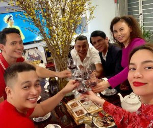 Kim Lý quây quần đón giao thừa cùng gia đình Hồ Ngọc Hà