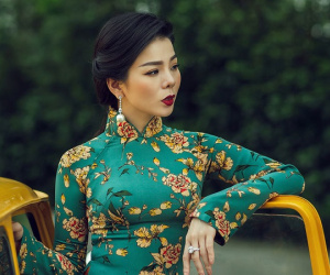Lệ Quyên được fan nam tặng 100 tờ đô la khi đi hát ngày Tết
