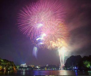 Pháo hoa rợp trời đêm giao thừa, cả nước hân hoan chào đón năm mới Kỷ Hợi 2019