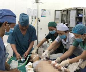 Hàng chục bác sĩ mùng Một Tết được huy động cứu bé bị tai nạn tàu lượn