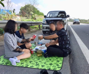 Hình ảnh gây phẫn nộ: Cả gia đình trải bạt, ăn uống trên cao tốc Nội Bài - Lào Cai bất chấp dòng phương tiện chạy rầm rập