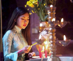 Ý nghĩa thật sự đằng sau nghi thức dâng 3 nén hương, vái 3 lạy khi cúng tổ tiên, lễ chùa ngày Tết