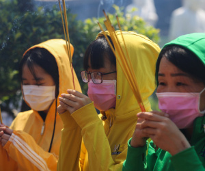 Khách hành hương đội nắng viếng ngôi chùa giữa sông ở Sài Gòn
