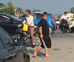 Người đàn ông vác dao ra doạ tài xế liên tục bấm còi, chửi bới vì tắc đường ở Bắc Ninh