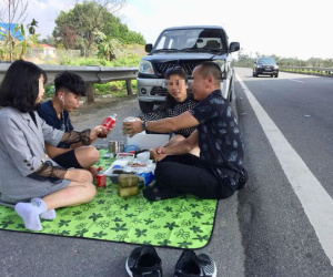 Người livestream cảnh gia đình ăn nhậu trên cao tốc Nội Bài - Lào Cai trưa mùng 2 Tết xin lỗi