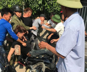 Nhờ đứa trẻ dẫn đường, 2 thanh niên bị dân làng vây đánh vì nghĩ bắt cóc trẻ em