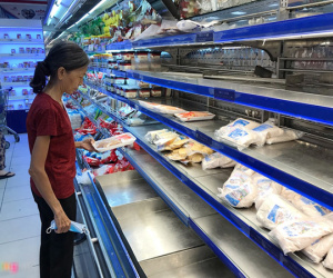 Thịt gà, vịt nguyên con, rau củ 'cháy hàng' chỉ sau một giờ ở Sài Gòn