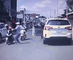 Vụ tài xế ô tô tát phụ nữ sau va chạm với bé trai chạy sang đường: Dân mạng đến tận nhà thay phiên ứng trực 24/24 để đòi công bằng
