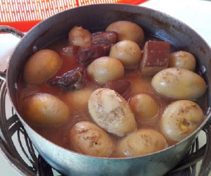 Xin bà đổi món để ăn đỡ ngán, cô cháu gái khóc thét với nồi thịt kho tàu toàn trứng