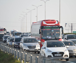 Mùng 4 Tết, cao tốc Pháp Vân - Cầu Giẽ tắc dài do tai nạn liên hoàn giữa 3 ô tô con
