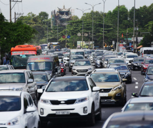Người dân đổ xô đi Vũng Tàu tắm biển đầu năm, quốc lộ kẹt cứng